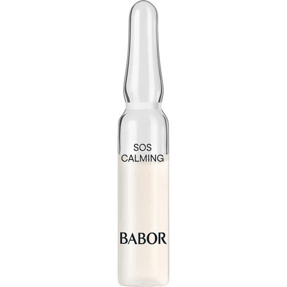 Babor SOS Calming 2 ml lindrende ansiktsserum i en klar glassampulle med melkehvitt innhold