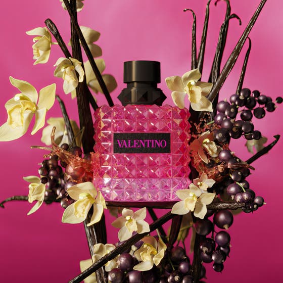 Valentino Born in Roma Donna Extradose Parfum 30 ml omgivet af vaniljestænger, orkidéer og solbær