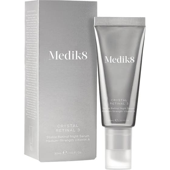 Medik8 Crystal Retinal 3 30 ml kirkastava yöseerumi hopeisessa tuubissa ja pakkauksessa.