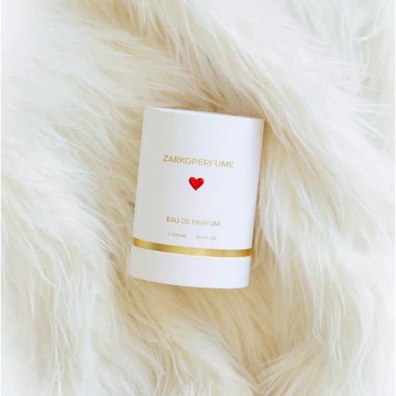 Zarkoperfume Sending Love 100 ml edp damparfym i glasflaska med rött hjärta draperad i vitt skirt tyg