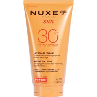 Nuxe Sun Melting Sun Lotion 150 ml återfuktande solskydd i en orange plasttub prydd med ett dekorativt rött träd