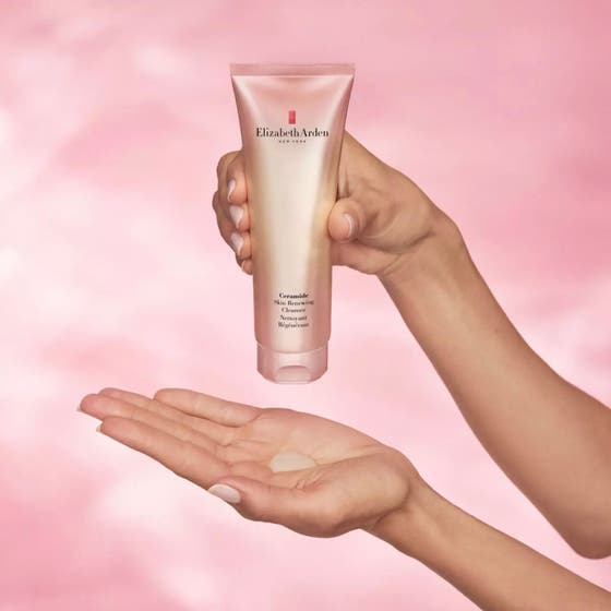 Elizabeth Arden Ceramide Skin Renewing Cleanser 125 ml rengöringsgel visar krämig textur i hand från en skimrande tub.
