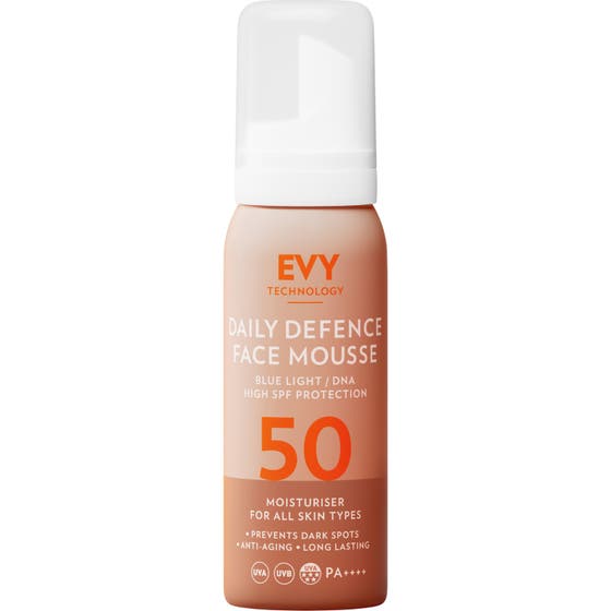 EVY Daily Defence Face Mousse SPF 50 fuktighetsgivende ansiktsmousse i ferskenfarget beholder med hvit kork