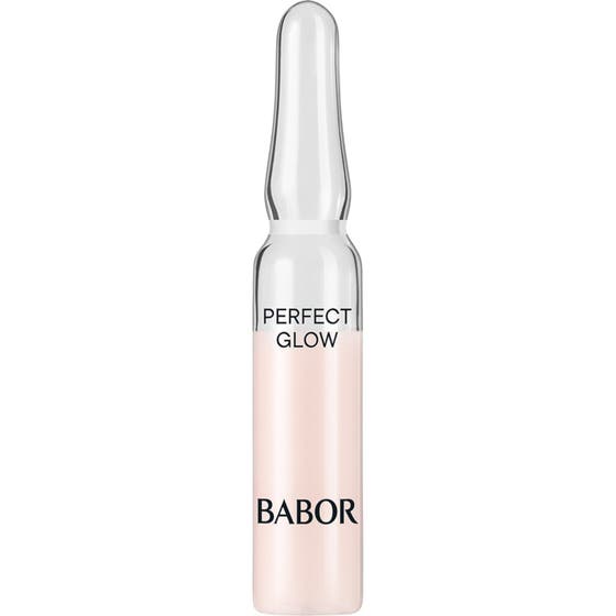 Babor Perfect Glow heleyttävä ampulli antaa hehkua iholle kirkkaassa lasiampullissa jossa on vaaleanpunaista seerumia.