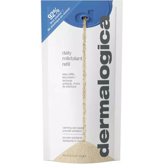 Dermalogica Daily Microfoliant Refill eksfolierende pulver som gir glød i hvit pose med blå detaljer og vertikal logo