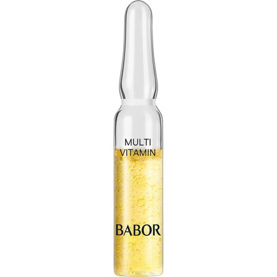 Babor Multi Vitamin 2 ml glødgivende serum i en klar glassampulle fylt med en boblende gul konsistens.