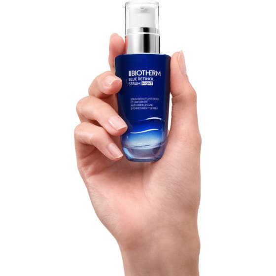 Biotherm Blue Retinol Serum Night 30 ml og ansiktskrem i blå glasskrukker mot blå, bølgende bakgrunn