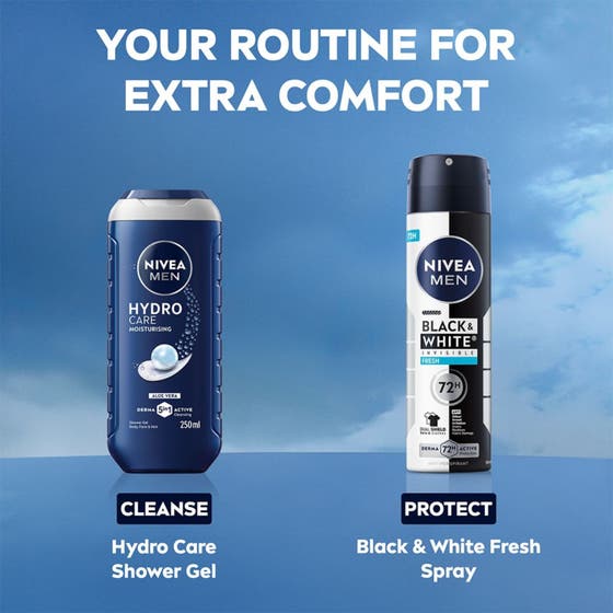 NIVEA MEN Black & White Fresh Spray 150 ml deodorant motvirker flekker vist på en teksturert bakgrunn med vanndråper