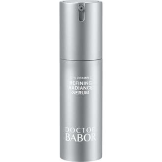 Doctor Babor Refining Radiance Serum med 10% Vitamin C glødgivende ansigtsserum i en elegant sølvfarvet pumpeflaske