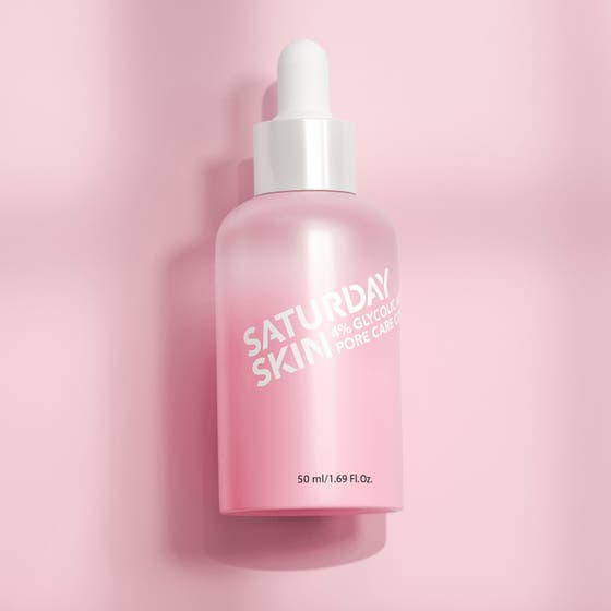 Saturday Skin Pore Active Treatment Serum 50 ml porvårdande serum med glykolsyra i rosa frostad glasflaska