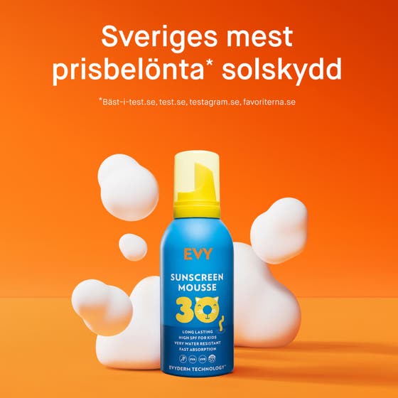 EVY Technology Sunscreen Mousse For Kids 150 ml vattenfast solkräm barn i blå flaska bland vitt skum på orange bas.
