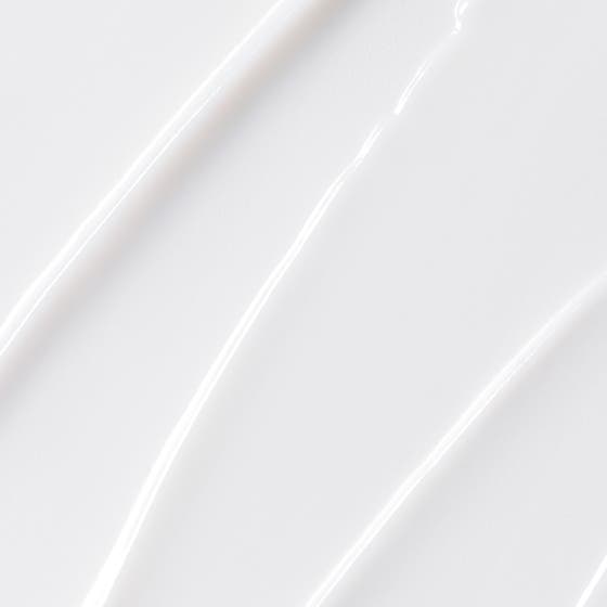 Dermalogica AGE smart Multivitamin Power Firm 15 ml oppstrammende øyekrem i sølvtube med hvit krem på en finger
