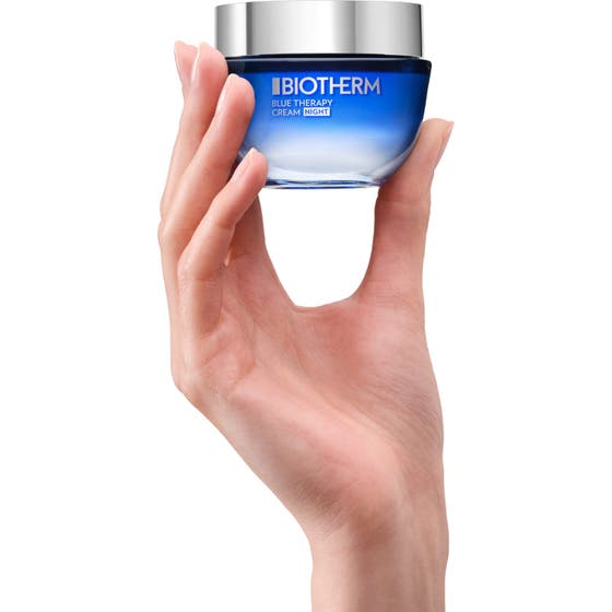 Biotherm Blue Therapy Moisturizing Night Cream 50 ml nattkrem med rik hvit tekstur i blå glasskrukke