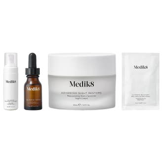 Medik8 Calmwise og Recovery hudpleiesett som beroliger rødhet med hvit pumpeflaske, mørk dråpeflaske og krukke.