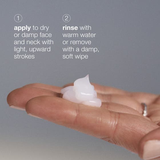 Dermalogica UltraCalming Cleanser 250 ml beroligende ansiktsrens med hvit gel-tekstur som klemmes ut i en hånd