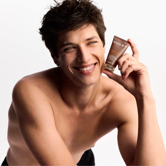 Nuxe Men Moist Gel 50 ml fuktighetsgivende ansiktsgel med hyaluronsyre i brun tube med hvit flytende tekstur
