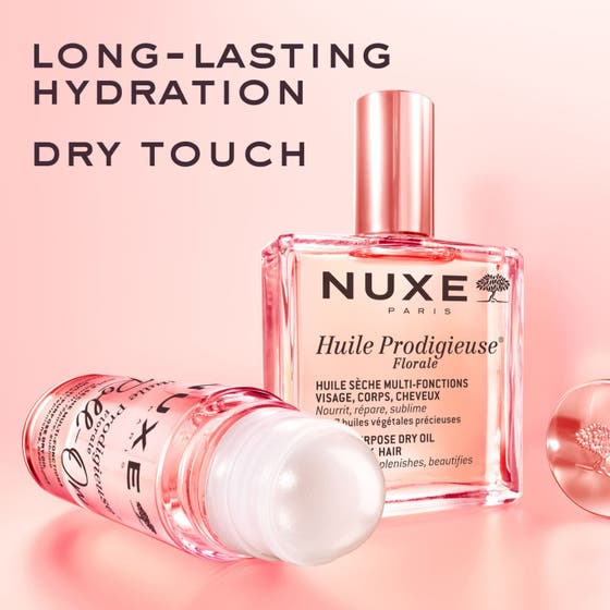 Nuxe Huile Prodigieuse Florale Roll-On 60 ml ravitseva vartaloöljy jota nainen levittää iholleen tekstin 97 % alla