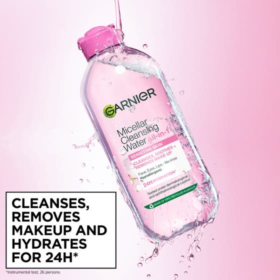 Garnier Micellar Cleansing Water 700 ml ansiktsrengjøring gir en skånsom rens uten irritasjon vist med gjenbrukbar pad.