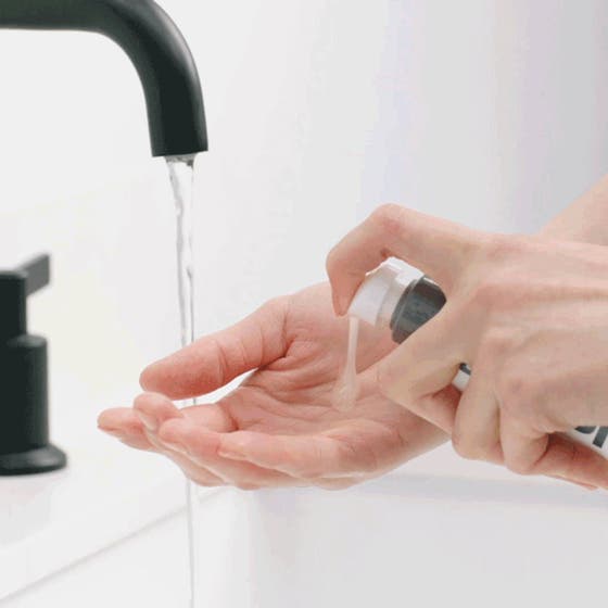 Dermalogica Daily Glycolic Cleanser Duo eksfolierende ansiktsrens som pumpes ut i hånden for mer glød.