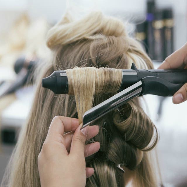 Näin teet nopeat kiharat muotoiluraudalla