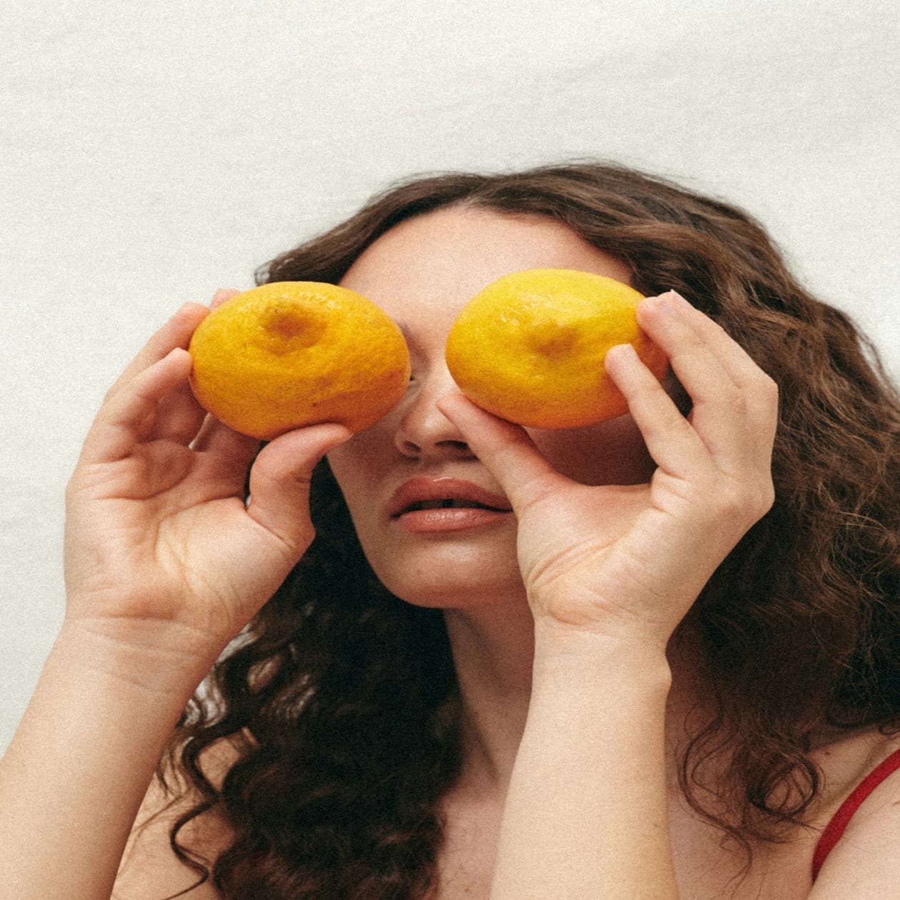 Strålande hud med C-vitamin: Topplista 2025