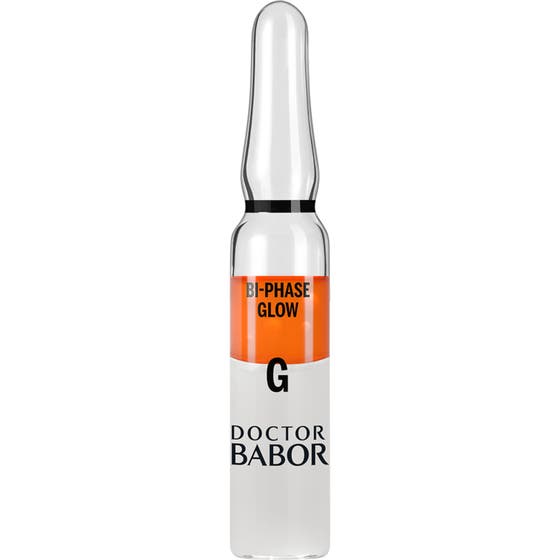 Doctor Babor Bi-Phase Glow ampulle gir glød med tofarget oransje og hvit serumvæske i klar glassampulle.
