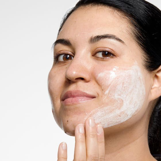 Clinique 3-Step Skincare System 450 ml hudpleje til moden hud viser hvid cremet rens påført ansigtet.
