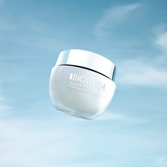 Biotherm Aquasource Hydra Barrier Cream 50 ml fuktighetskrem i hvit krukke svevende mot en blå himmel