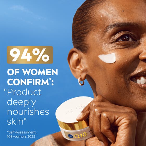 NIVEA Q10 Collagen Expert Facial Butter 50 ml ger näring på djupet. Kvinna med kräm på kinden håller i burk med guldlock.