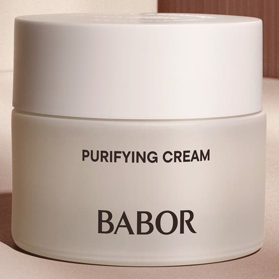Babor Purifying Cream 50 ml renande kräm i frostad glasburk på vita podier i en stilren miljö.