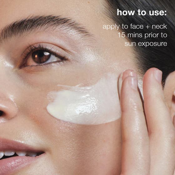 Dermalogica Biolumin-C SPF50 Duo 100 ml solkrem med vitamin C påføres huden med tekstinstruks om bruk før soling