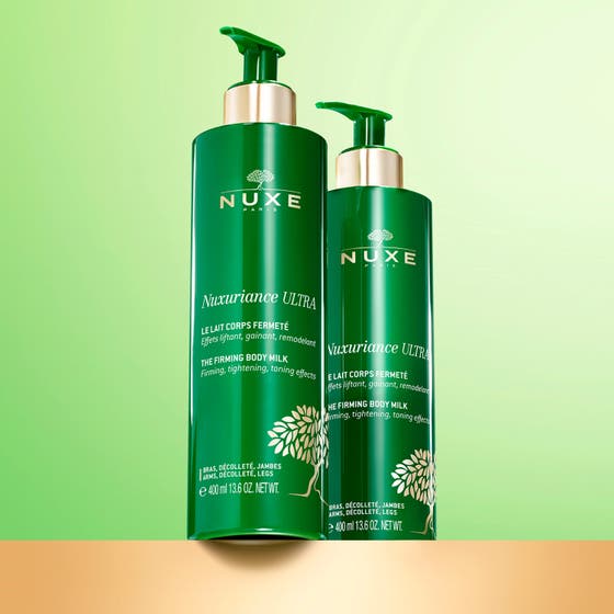 Nuxe Nuxuriance ULTRA 400 ml uppstramande kroppsmjölk ger fastare hud i grön pumpflaska i en lifestyle-miljö.