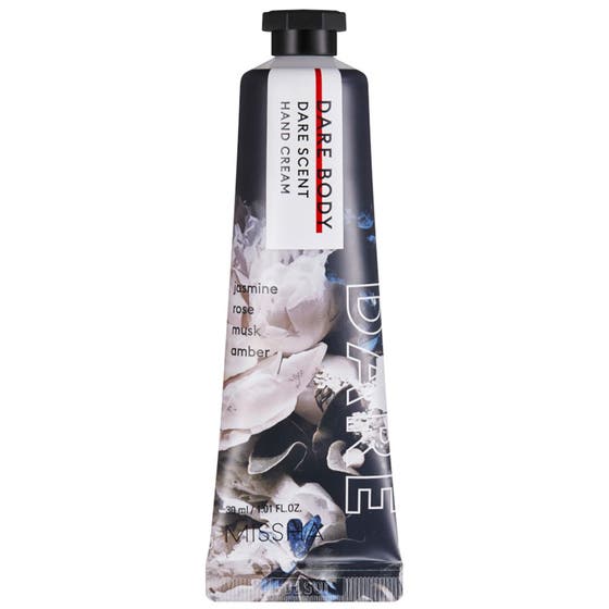 Missha Dare Body Dare Scent 30 ml mjukgörande blommig handkräm i tub med mörkt blommönster och doft av jasmin.