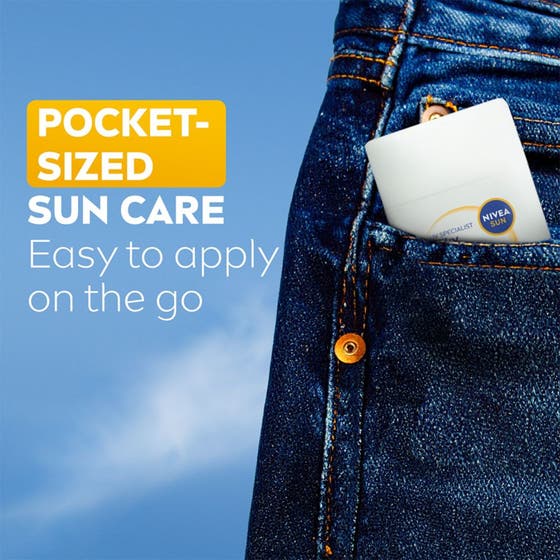Nivea UV Face Specialist Silky UV Stick SPF 50+ 15 g ger smidigt solskydd i en jeansficka mot en blå himmel