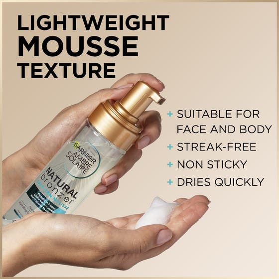 Garnier Ambre Solaire Natural Bronzer 200 ml selvbruner mousse bagside af gennemsigtig flaske med tekst og guldtop