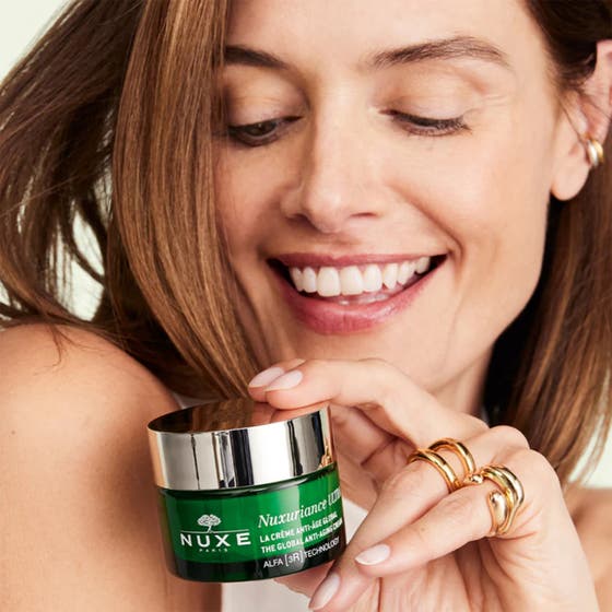 Nuxe Nuxuriance ULTRA 50 ml anti-aging dagkrem i grønn krukke med gullokk omgitt av botaniske ingredienser