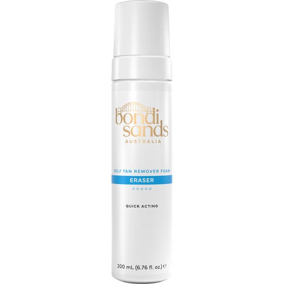 Bondi Sands Self Tan Eraser 200 ml puhdistusvaahto poistaa itseruskettavan valkoisessa pumppupullossa.