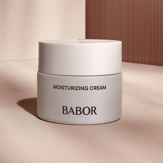Babor Moisturizing Cream 50 ml fuktighetsgivende dagkrem i frostet glasskrukke med hvitt lokk på et hvitt podium