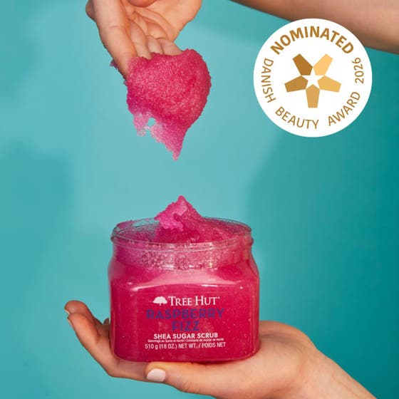 Tree Hut Shea Sugar Scrub Raspberry Fizz 510 g vartalonkuorinta pinkillä sokerisella tekstuurilla ja palkintomerkillä