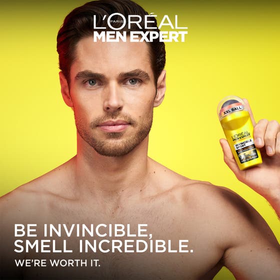 L’Oréal Paris Men Expert Invincible Sport 96H 50 ml herrdeodorant i gul roll-on-flaske som holdes i en hånd.