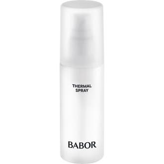 Babor Thermal Spray opfriskende ansigtsspray i hvid sprayflaske med en frostet og gennemsigtig hætte.