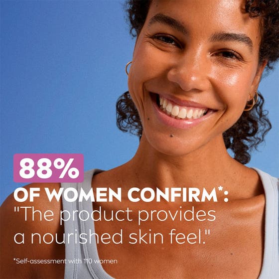NIVEA Gentle Cleansing Wipes 25 stk fugtgivende makeupfjerner servietter vist af kvinde mod blå himmel