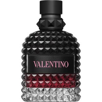 Valentino Born in Roma Uomo Intense 100 ml eau de parfum i en svart glasflaska med nitar som visar en mörkrosa vätska