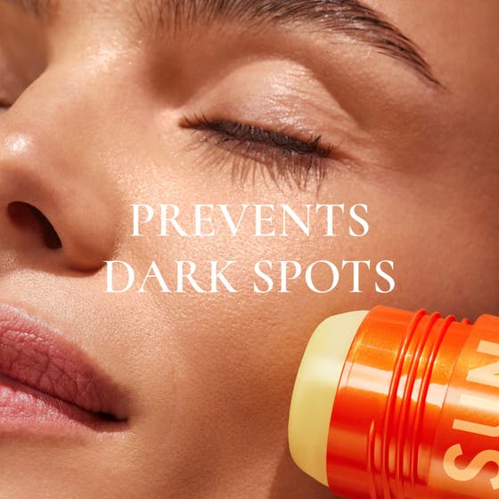 Nuxe Sun Stick Serum 25 g solstift for ansikt som gir anti-aging cellular protection vist i bruk av en kvinne.