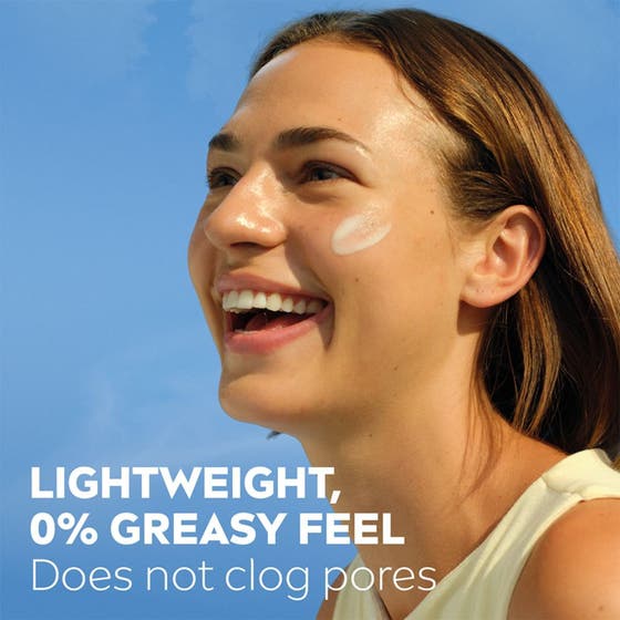 NIVEA UV Face Anti-Age Q10 Cream 40 ml solkräm ger 0% greasy feel på en leende kvinna mot en blå himmel.
