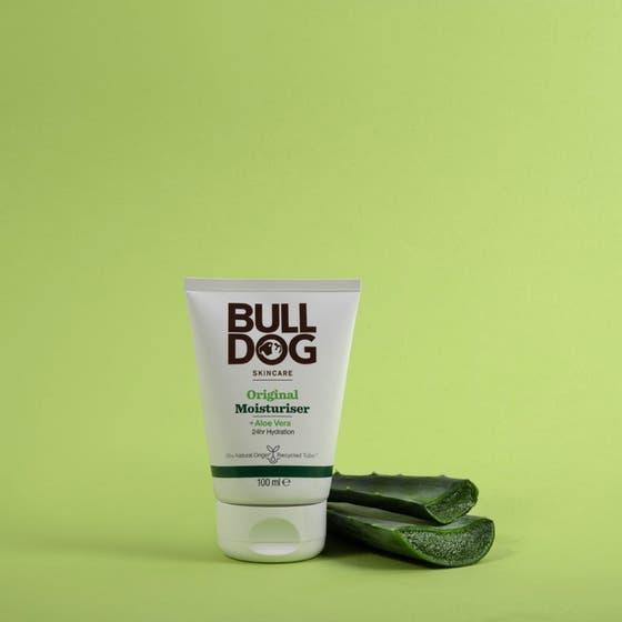 Bulldog Original Moisturiser 100 ml återfuktande ansiktskräm i vit tub bredvid färska aloeverablad.