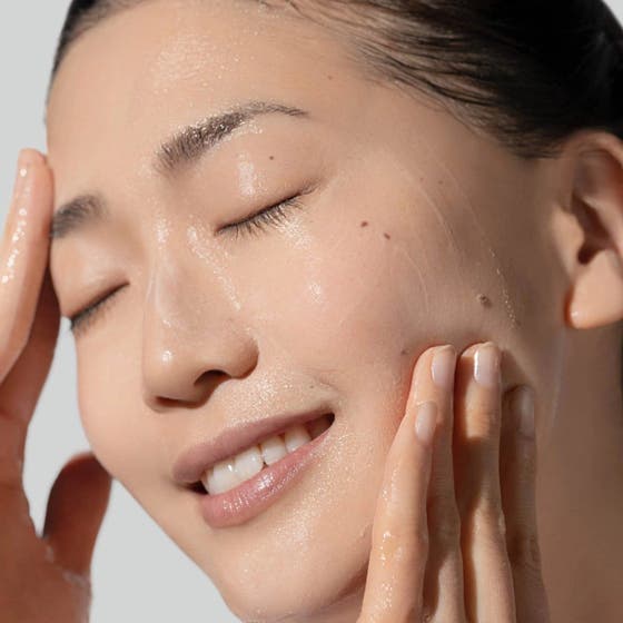 Dermalogica Daily Glycolic Cleanser Duo ansiktsrens masseres inn i fuktig hud for en strålende glød.