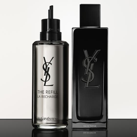 Yves Saint Laurent MYSLF Eau de Parfum 150 ml refillflaske i glass plassert ved siden av svart parfymeflaske