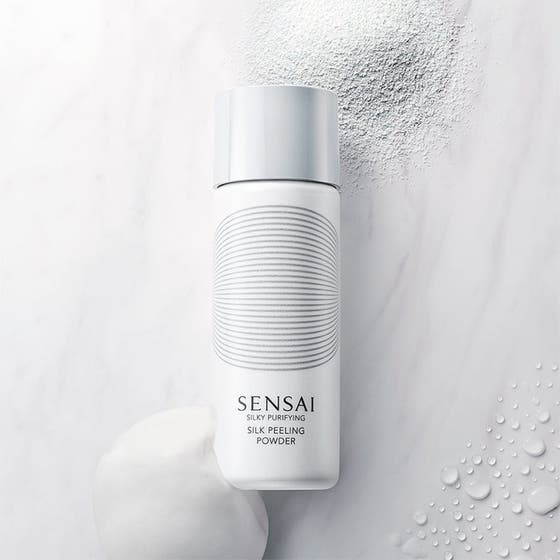 Sensai Silky Purifying Silk Peeling Powder eksfolierende ansigtsskrub i hvid flaske med skum og pulver