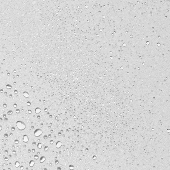Dermalogica UltraCalming Mist 177 ml beroligende ansiktsspray i hvit flaske som sprayer en lett fuktighetståke.